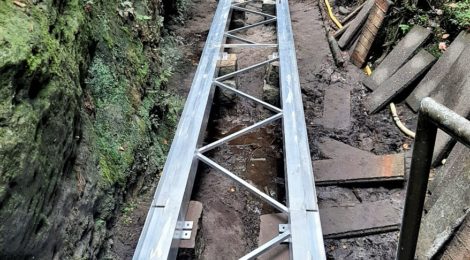 Foto: M. Aulitzky Die Schwedenlöcher sind wieder begehbar. Schwere Handarbeit leistete eine Spezialfirma aus Bretnig-Hauswalde, damit für jährlich rund 150.000 Besucher das eindrucksvolle Naturerlebnis der engen Felsgassen in den Schwedenlöchern möglich bleibt. Die Nationalparkverwaltung investierte hierfür einen mittleren fünfstelligen Betrag.