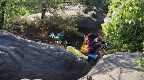 Foto: Hanspeter Mayr Wer an anderen Stellen als in den zugelassenen Boofen im Nationalpark übernachtet, entwertet diesen sensiblen Lebensraum für geschützte Tierarten und verursacht beispielsweise Erosion abseits des offiziellen Wegenetzes im Nationalpark. Um dies künftig zu vermeiden, sollen neue Regeln unter anderem mit den Bergsportverbänden gefunden und abgestimmt werden.