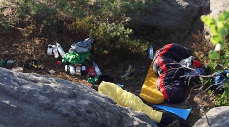 Foto: Archiv Nationalparkverwaltung, Hanspeter Mayr Verbände und Naturschutzbehörden sehen in einer jährlichen zeitweiligen Sperrung aller Boofen im Nationalpark während der Brut- und Setzzeit von Anfang Februar bis Mitte Juni die beste Möglichkeit, um in dieser empfindlichen Zeit das Gebiet deutlich zu beruhigen, damit geschützte Tierarten ihren natürlichen Lebensraum in den Fels- und Waldgebieten des Nationalparks wieder besiedeln und für die Aufzucht der Jungtiere nutzen können. Einen wichtigen Schwerpunkt bildet auch die Ahndung des illegalen Freiübernachtens außerhalb der zugelassenen Stellen, das nach statistischen Erhebungen ungefähr die Hälfte der jährlichen Übernachtungen im Nationalpark ausmacht. Gerade von diesen gehen besondere Störwirkungen aus.