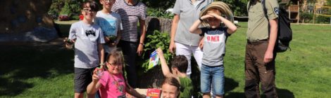 Foto: Nadja Rademacher Dr. Sabine Stab (Mitte), Leiterin des NationalparkZentrums übergibt die umweltpädagogische „Schatzkiste“ an eine der beiden Bad Schandauer Junior-Ranger-Gruppen. Dr. Anke Dürrkopp (3.v.l.) ist zertifizierte Nationalparkführerin und betreut diese Gruppe. Steffen Elsner (r.) ist langjähriger Junior-Ranger Betreuer der Nationalparkverwaltung.