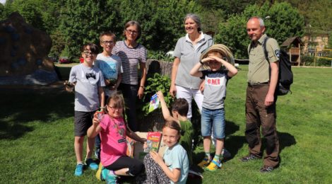 Foto: Nadja Rademacher Dr. Sabine Stab (Mitte), Leiterin des NationalparkZentrums übergibt die umweltpädagogische „Schatzkiste“ an eine der beiden Bad Schandauer Junior-Ranger-Gruppen. Dr. Anke Dürrkopp (3.v.l.) ist zertifizierte Nationalparkführerin und betreut diese Gruppe. Steffen Elsner (r.) ist langjähriger Junior-Ranger Betreuer der Nationalparkverwaltung.
