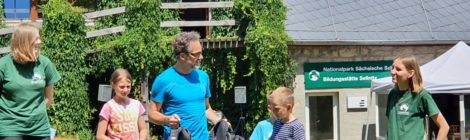 Foto: privat Stefan Luhn, Filialdirektor der Commerzbank Pirna, dankt den Praktikantinnen Sophie, Theresia und Paula in Abwesenheit.