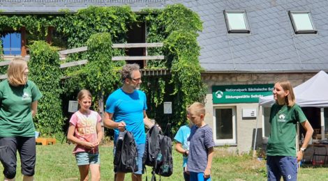 Foto: privat Stefan Luhn, Filialdirektor der Commerzbank Pirna, dankt den Praktikantinnen Sophie, Theresia und Paula in Abwesenheit.
