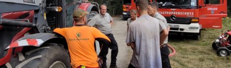 Landesforstpräsident Utz Hempfling und Nationalparkleiter Ulf Zimmermann bedanken sich auch bei den Waldarbeitern des Nationalparks, die für die Löscharbeiten umfangreich Wege freigeschnitten haben