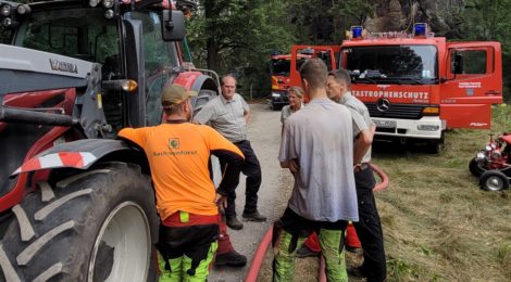 Landesforstpräsident Utz Hempfling und Nationalparkleiter Ulf Zimmermann bedanken sich auch bei den Waldarbeitern des Nationalparks, die für die Löscharbeiten umfangreich Wege freigeschnitten haben