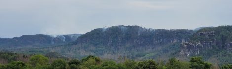 Blick in Richtung Winterstein, wo aktuell die Feuer- und Rauchentwicklung reduziert werden konnte. Foto: H. Mayr