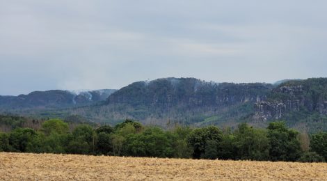 Blick in Richtung Winterstein, wo aktuell die Feuer- und Rauchentwicklung reduziert werden konnte. Foto: H. Mayr