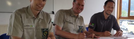 Der Bürgermeister der Stadt Bad Schandau, Thomas Kunack (rechts), unterschrieb heute mit Landesforstpräsident Utz Hempfling (Mitte) im Beisein von Nationalparkleiter Ulf Zimmermann die Verwaltungsvereinbarung.