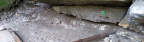 Foto: A. Knaak Bildunterschrift: An 58 mit dem grünen Schild gekennzeichneten Stellen wie diesen können Kletterer im Nationalpark Sächsische Schweiz offiziell im Freien übernachten. Wichtig ist vor allem, dass das Feuerverbot eingehalten wird. Während des Projektes ist außerdem zum Schutz der Vögel und Säugetiere im Nationalpark das Freiübernachten während der Brut- und Setzzeit vom 01. Februar bis 15. Juni jeden Jahres verboten.