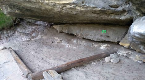 Foto: A. Knaak Bildunterschrift: An 58 mit dem grünen Schild gekennzeichneten Stellen wie diesen können Kletterer im Nationalpark Sächsische Schweiz offiziell im Freien übernachten. Wichtig ist vor allem, dass das Feuerverbot eingehalten wird. Während des Projektes ist außerdem zum Schutz der Vögel und Säugetiere im Nationalpark das Freiübernachten während der Brut- und Setzzeit vom 01. Februar bis 15. Juni jeden Jahres verboten.