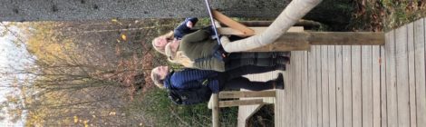 Foto: Hp. Mayr Mit dem Start der touristischen Wintersaison laden Mitarbeiter der Nationalparkverwaltung am Sonntag, den 13.11. zum Schnuppertag auf den Weg zur Wildnis ein. Wie das Foto zeigt, kann auf dem erlebnisreichen Weg „Schnuppern“ durchaus wörtlich genommen werden. Für kurze Führungen, Rückfragen und Hintergrundinformationen auch zu den benachbarten Waldbrandflächen am Reitsteig stehen die Mitarbeiter der Nationalparkwacht gerne zur Verfügung.