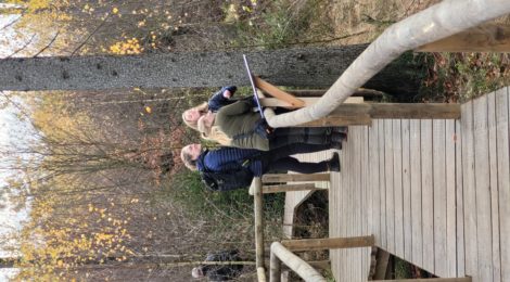 Foto: Hp. Mayr Mit dem Start der touristischen Wintersaison laden Mitarbeiter der Nationalparkverwaltung am Sonntag, den 13.11. zum Schnuppertag auf den Weg zur Wildnis ein. Wie das Foto zeigt, kann auf dem erlebnisreichen Weg „Schnuppern“ durchaus wörtlich genommen werden. Für kurze Führungen, Rückfragen und Hintergrundinformationen auch zu den benachbarten Waldbrandflächen am Reitsteig stehen die Mitarbeiter der Nationalparkwacht gerne zur Verfügung.