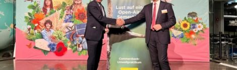 Peter Südbeck, Vorstandsvorsitzender von Nationale Naturlandschaften e.V. und Heiner Herkenhoff, Managing Director, Head of Public Affairs bei der Commerzbank AG beschließen im Paul-Löbe-Haus in Berlin die zukünftige enge Kooperation beim Commerzbank-Umweltpraktikum. Foto: NNL e.V. / Jan Wildefeld