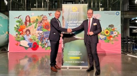 Peter Südbeck, Vorstandsvorsitzender von Nationale Naturlandschaften e.V. und Heiner Herkenhoff, Managing Director, Head of Public Affairs bei der Commerzbank AG beschließen im Paul-Löbe-Haus in Berlin die zukünftige enge Kooperation beim Commerzbank-Umweltpraktikum. Foto: NNL e.V. / Jan Wildefeld