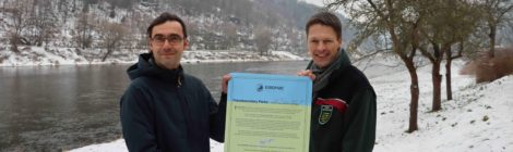 Beide Nationalparkleiter präsentieren die Urkunde, die ihre internationale Zusammenarbeit dokumentiert.