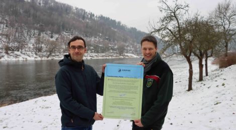 Beide Nationalparkleiter präsentieren die Urkunde, die ihre internationale Zusammenarbeit dokumentiert.