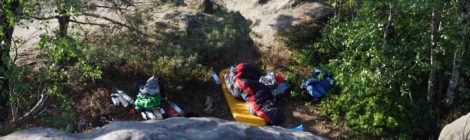 Vom 1. Februar bis zum 15. Juni sind zum Schutz der Natur alle Boofen im Nationalpark Sächsische Schweiz gesperrt. Die Nationalparkverwaltung konnte die Anzahl der Mitarbeiter der Nationalparkwacht im letzten Jahr deutlich aufstocken. Neben einer höheren Präsenz auf der Fläche können sie die Einhaltung der neuen, aber auch der bisher geltenden Vorschriften besser kontrollieren. Einen wichtigen Schwerpunkt bildet dabei insbesondere die Ahndung des illegalen Freiübernachtens außerhalb der zugelassenen Stellen, das nach bisherigen Erfahrungen ungefähr die Hälfte der jährlichen Übernachtungen im Nationalpark ausmacht. Gerade von diesen illegalen Übernachtungsstellen gehen besondere Störwirkungen aus. Foto: Archiv Nationalparkverwaltung