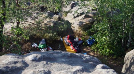 Vom 1. Februar bis zum 15. Juni sind zum Schutz der Natur alle Boofen im Nationalpark Sächsische Schweiz gesperrt. Die Nationalparkverwaltung konnte die Anzahl der Mitarbeiter der Nationalparkwacht im letzten Jahr deutlich aufstocken. Neben einer höheren Präsenz auf der Fläche können sie die Einhaltung der neuen, aber auch der bisher geltenden Vorschriften besser kontrollieren. Einen wichtigen Schwerpunkt bildet dabei insbesondere die Ahndung des illegalen Freiübernachtens außerhalb der zugelassenen Stellen, das nach bisherigen Erfahrungen ungefähr die Hälfte der jährlichen Übernachtungen im Nationalpark ausmacht. Gerade von diesen illegalen Übernachtungsstellen gehen besondere Störwirkungen aus. Foto: Archiv Nationalparkverwaltung
