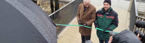 Bildunterschrift: Foto: Hanspeter Mayr Der sächsische Staatsminister der Finanzen Hartmut Vorjohann durchschneidet gemeinsam mit dem stellvertretenden Leiter der Nationalparkverwaltung Christian Starke das Band zur Eröffnung der schwebenden Aussichtsplattform auf der Bastei im Nationalpark Sächsische Schweiz.