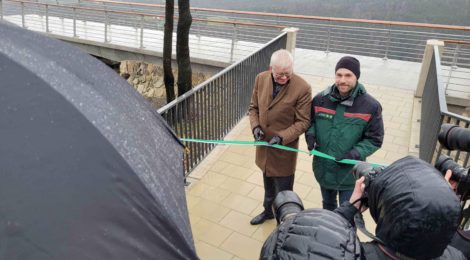 Bildunterschrift: Foto: Hanspeter Mayr Der sächsische Staatsminister der Finanzen Hartmut Vorjohann durchschneidet gemeinsam mit dem stellvertretenden Leiter der Nationalparkverwaltung Christian Starke das Band zur Eröffnung der schwebenden Aussichtsplattform auf der Bastei im Nationalpark Sächsische Schweiz.