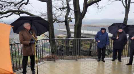 Finanzminister und Bauherr Hartmut Vorjohann eröffnet die neue Basteiaussicht