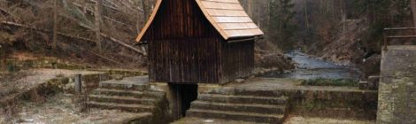Foto: F. Strohbach Das unscheinbare kleine Haus ist der Wetterschutz für die Stauvorrichtung der Niederen Schleuse, die so stabil ausgelegt ist, dass sie schon viele Hochwasser in der Kirnitzsch überstanden hat. Dank des funktionsfähigen Zustands der Niederen Schleuse konnten Mitarbeiter der Nationalparkwacht während des Waldbrandes im August 2022 die Kirnitzsch an der Niederen Schleuse vorsorglich anstauen, um einen ausreichenden Löschwasservorrat mit Saugstelle einzurichten.