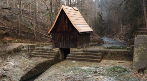 Foto: F. Strohbach Das unscheinbare kleine Haus ist der Wetterschutz für die Stauvorrichtung der Niederen Schleuse, die so stabil ausgelegt ist, dass sie schon viele Hochwasser in der Kirnitzsch überstanden hat. Dank des funktionsfähigen Zustands der Niederen Schleuse konnten Mitarbeiter der Nationalparkwacht während des Waldbrandes im August 2022 die Kirnitzsch an der Niederen Schleuse vorsorglich anstauen, um einen ausreichenden Löschwasservorrat mit Saugstelle einzurichten.