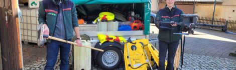 Christian Starke, stellvertretender Leiter und Christina Tscheuschner, Betriebsleiterin der Nationalparkverwaltung Sächsische Schweiz zeigen Teile der Ausrüstung, die es bei künftigen Einsätzen ermöglichen soll, Brandherde schneller zu finden, den sogenannten Erstangriff effektiver führen zu können und die Feuerwehren bei der Brandbekämpfung besser unterstützen zu können.