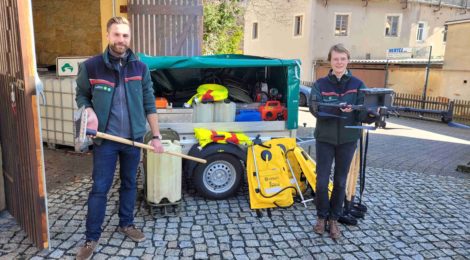 Christian Starke, stellvertretender Leiter und Christina Tscheuschner, Betriebsleiterin der Nationalparkverwaltung Sächsische Schweiz zeigen Teile der Ausrüstung, die es bei künftigen Einsätzen ermöglichen soll, Brandherde schneller zu finden, den sogenannten Erstangriff effektiver führen zu können und die Feuerwehren bei der Brandbekämpfung besser unterstützen zu können.