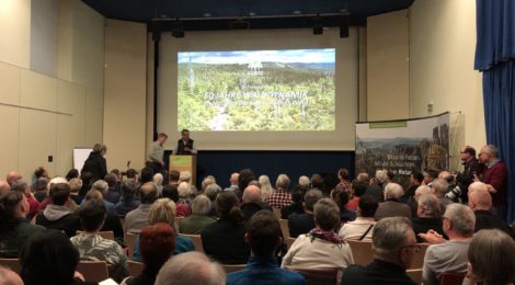 Foto: M. Pussak Vor vollem Saal hat der Leiter des inzwischen 52 Jahre alten Nationalparks Bayerischer Wald Dr. Franz Leibl aufgezeigt, wie erfolgreich die Strategie „Natur Natur sein lassen“ sein kann und ermutigt, auch in unserem Nationalpark auf die natürliche Entwicklung der Wälder zu vertrauen.