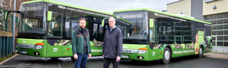 Foto: Marko Förster Der Geschäftsführer Uwe Thiele (r.) stellte die neuen attraktiven Linienbusse der RVSOE der Nationalparkverwaltung mit dem stv. Leiter Christian Starke (l.) zur Gestaltung zur Verfügung. Unter dem Motto „Auf dem Weg zur Wildnis“ werben nun Schwarzstorch, Feuersalamander und Siebenschläfer für den Erhalt der Artenvielfalt in Sachsens einzigem Nationalpark.