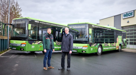 Foto: Marko Förster Der Geschäftsführer Uwe Thiele (r.) stellte die neuen attraktiven Linienbusse der RVSOE der Nationalparkverwaltung mit dem stv. Leiter Christian Starke (l.) zur Gestaltung zur Verfügung. Unter dem Motto „Auf dem Weg zur Wildnis“ werben nun Schwarzstorch, Feuersalamander und Siebenschläfer für den Erhalt der Artenvielfalt in Sachsens einzigem Nationalpark.