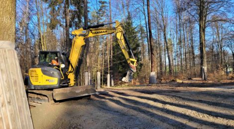 Foto: Hp. Mayr An der Ziegenrückenstraße zwischen Hocksteinschänke und Waltersdorf sind die Baumaßnahmen für den Bau des ersten Löschwasserbehälters der Stadt Hohnstein im Nationalpark angelaufen.