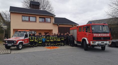 Bildunterschrift: Foto: K. Nymann Eine gemeinsame Drohnenflugübung mit verschiedenen Feuerszenarien in und um Ottendorf fand kürzlich mit der Freiwilligen Feuerwehr Ottendorf, Experten des Sachsenforst und der TU Dresden und den Drohnenpiloten der Nationalparkverwaltung statt. Mit Übungen wie diesen will sich die Nationalparkverwaltung mit ihren Partnern auf erneute Waldbrandsituationen vorbereiten, um Brandherde schneller finden und schnelleres Löschen ermöglichen zu können.