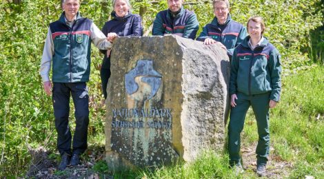 Bei seiner öffentlichen Amtseinführung ist es Borrmeister wichtig, auf die notwendige enge Zusammenarbeit mit den Entscheidern und Interessenverbänden in der Region hinzuweisen. Im Foto (v.l.n.r.): Uwe Borrmeister, Leiter Nationalpark Sächsische Schweiz, Dr. Sabine Stab - Referat 4 - Nationalparkzentrum, Christian Starke - Referat 1 - Gebietsentwicklung, Hanspeter Mayr - Referat 3 - Öffentlichkeitsarbeit/ Umweltbildung, Christina Tscheuschner - Referat 2 - Betrieb/Dienstleistung.