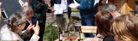 Bildunterschrift: L. Adlkofer Im liebevoll gestalteten Hanggarten des „Umgebinde 1657“ erhält Inhaber und Betreiber Felix Zschoge (M.) die verdiente Auszeichnung als Nationalparkpartner. Er hat das altehrwürdige Gebäude mit viel Umsicht und Einfühlungsvermögen renoviert und dabei der Nachhaltigkeit in nahezu allen Belangen Rechnung getragen. Pressesprecher Hanspeter Mayr (l.) und Jörg Weber (r.) Projektverantwortlicher nehmen ihn herzlich in das Netzwerk der Nationalparkpartner auf.