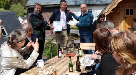 Bildunterschrift: L. Adlkofer Im liebevoll gestalteten Hanggarten des „Umgebinde 1657“ erhält Inhaber und Betreiber Felix Zschoge (M.) die verdiente Auszeichnung als Nationalparkpartner. Er hat das altehrwürdige Gebäude mit viel Umsicht und Einfühlungsvermögen renoviert und dabei der Nachhaltigkeit in nahezu allen Belangen Rechnung getragen. Pressesprecher Hanspeter Mayr (l.) und Jörg Weber (r.) Projektverantwortlicher nehmen ihn herzlich in das Netzwerk der Nationalparkpartner auf.