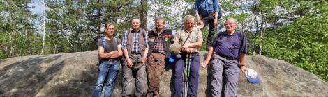 Foto: Landesverein Sächsischer Heimatschutz Auf Initiative von Conrad Creutz (r.) vom Landesverein Sächsischer Heimatschutz führte Nationalparkmitarbeiter Andreas Knaak (m.) zu den Waldbrandflächen des August 2022 und zum Weg zur Wildnis im Nationalpark Sächsische Schweiz.