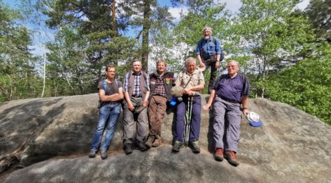 Foto: Landesverein Sächsischer Heimatschutz Auf Initiative von Conrad Creutz (r.) vom Landesverein Sächsischer Heimatschutz führte Nationalparkmitarbeiter Andreas Knaak (m.) zu den Waldbrandflächen des August 2022 und zum Weg zur Wildnis im Nationalpark Sächsische Schweiz.