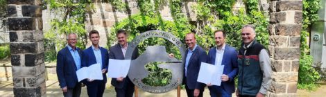 Bildunterschrift: Staatsminister Wolfram Günther (dritter von rechts) überreicht die erhöhten Förderbescheide an (v.l.n.r.) Ekkehard Schneider, stellvertretender Oberbürgermeister der Stadt Sebnitz; Kevin Henker, Hauptamtsleiter der Stadt Sebnitz; Daniel Brade, Bürgermeister von Hohenstein; Thomas Kunack, Bürgermeister von Bad Schandau; Uwe Borrmeister, Leiter Nationalparkverwaltung Sächsische Schweiz.