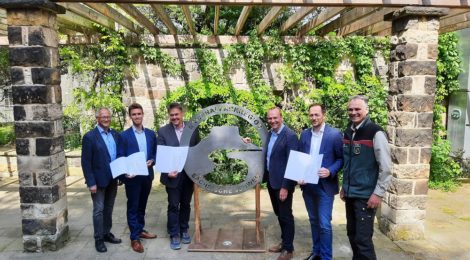 Bildunterschrift: Staatsminister Wolfram Günther (dritter von rechts) überreicht die erhöhten Förderbescheide an (v.l.n.r.) Ekkehard Schneider, stellvertretender Oberbürgermeister der Stadt Sebnitz; Kevin Henker, Hauptamtsleiter der Stadt Sebnitz; Daniel Brade, Bürgermeister von Hohenstein; Thomas Kunack, Bürgermeister von Bad Schandau; Uwe Borrmeister, Leiter Nationalparkverwaltung Sächsische Schweiz.