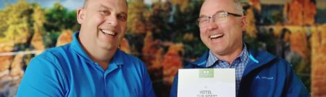 Axel Michaelis (li) bekommt vom Projektleiter „Nationalparkpartner Sächsische Schweiz“ Jörg Weber (Nationalparkverwaltung) am Ende einer Arbeitssitzung des Nachhaltigkeitsrates des Tourismusverbandes am 11. Mai die Urkunde sowie das Hausschild überreicht. Die Familie der Schutzgebietspartner wächst. Foto: Silke Zimmermann (Landschaf(f)tZukunft e.V.)