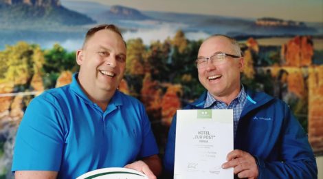 Axel Michaelis (li) bekommt vom Projektleiter „Nationalparkpartner Sächsische Schweiz“ Jörg Weber (Nationalparkverwaltung) am Ende einer Arbeitssitzung des Nachhaltigkeitsrates des Tourismusverbandes am 11. Mai die Urkunde sowie das Hausschild überreicht. Die Familie der Schutzgebietspartner wächst. Foto: Silke Zimmermann (Landschaf(f)tZukunft e.V.)