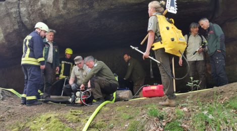Foto: K. Neumann, Ottendorf Lucas Mai und Martin Schwarz von der Freiwilligen Feuerwehr Ottendorf stehen den Mitarbeitern der Nationalparkwacht Sächsische Schweiz bei dem Übungseinsatz mit Rat und Tat zur Seite, um den Einsatz spezieller Technik unter den schwierigen natürlichen Geländebedingungen in den Felsregionen im Nationalpark zu testen und Routine zu entwickeln. Gleichzeitig stärken diese Übungen das gegenseitige Verständnis und die vertrauensvolle Zusammenarbeit.