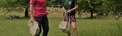 Foto: L. Gleich Carsten Deke, Filialleiter der Commerzbankfiliale in Pirna, hat die Praktikantinnen Ida und Isa (nicht im Bild) bei Ihrer Arbeit in der Nationalpark-Bildungsstätte Sellnitz besucht und die Wirksamkeit des Commerzbank-Umweltpraktikums live vor Ort erfahren.