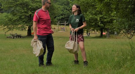 Foto: L. Gleich Carsten Deke, Filialleiter der Commerzbankfiliale in Pirna, hat die Praktikantinnen Ida und Isa (nicht im Bild) bei Ihrer Arbeit in der Nationalpark-Bildungsstätte Sellnitz besucht und die Wirksamkeit des Commerzbank-Umweltpraktikums live vor Ort erfahren.