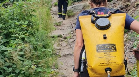 Foto2: FFW Ottendorf Kameradinnen und Kameraden der FFW Ottendorf löschten den Schwelbrand mit etwa 100 l Wasser, das sie in speziellen Löschrucksäcken zum Feuer tragen mussten.