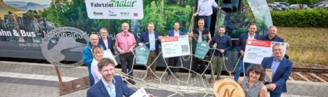 (Deutsch) Erste Nationalpark-Lok der Deutschen Bahn im Nationalparkbahnhof begrüßt