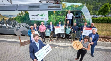 (Deutsch) Erste Nationalpark-Lok der Deutschen Bahn im Nationalparkbahnhof begrüßt