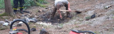 Foto: D. Greksch Mit zwei Feuerlöschern und insgesamt 130 Litern Löschwasser, die Nationalparkwacht und die Freiwillige Feuerwehr Bad Schandau auf dem Rücken zur Einsatzstelle brachten, konnte ein Ausbreiten der illegalen Feuerstelle verhindert werden. Typisch: die nicht ausreichend abgelöschte Glut hat sich in den Untergrund ausgebreitet und musste aufwendig aufgegraben werden. Die Nationalparkverwaltung verurteilt illegale Feuer wie diese aufs Schärfste. Bei Waldbrandgefahrenstufe 3 muss hier von grober Fahrlässigkeit ausgegangen werden. Die Polizei hat die Ermittlungen aufgenommen.